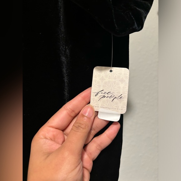 NWT FREE PEOPLE TERESE VELOUR CROP TOP IN BLACK
S - Picture 10 of 12